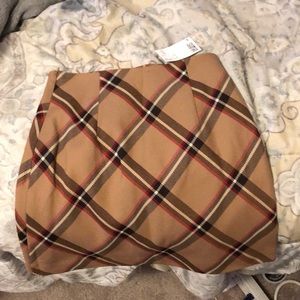 It’s a good lengthen skirt from h&m never worn *sm